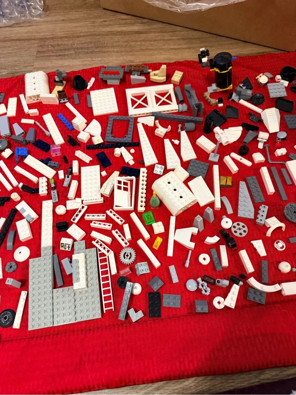 Legos mixed odd lot 2.9 lbs with Star Wars minifigures